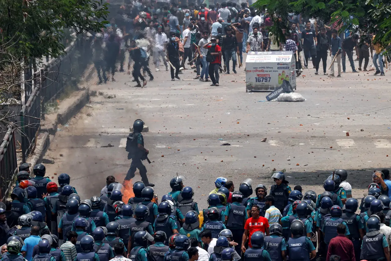 Polisi dan Mahasiswa...