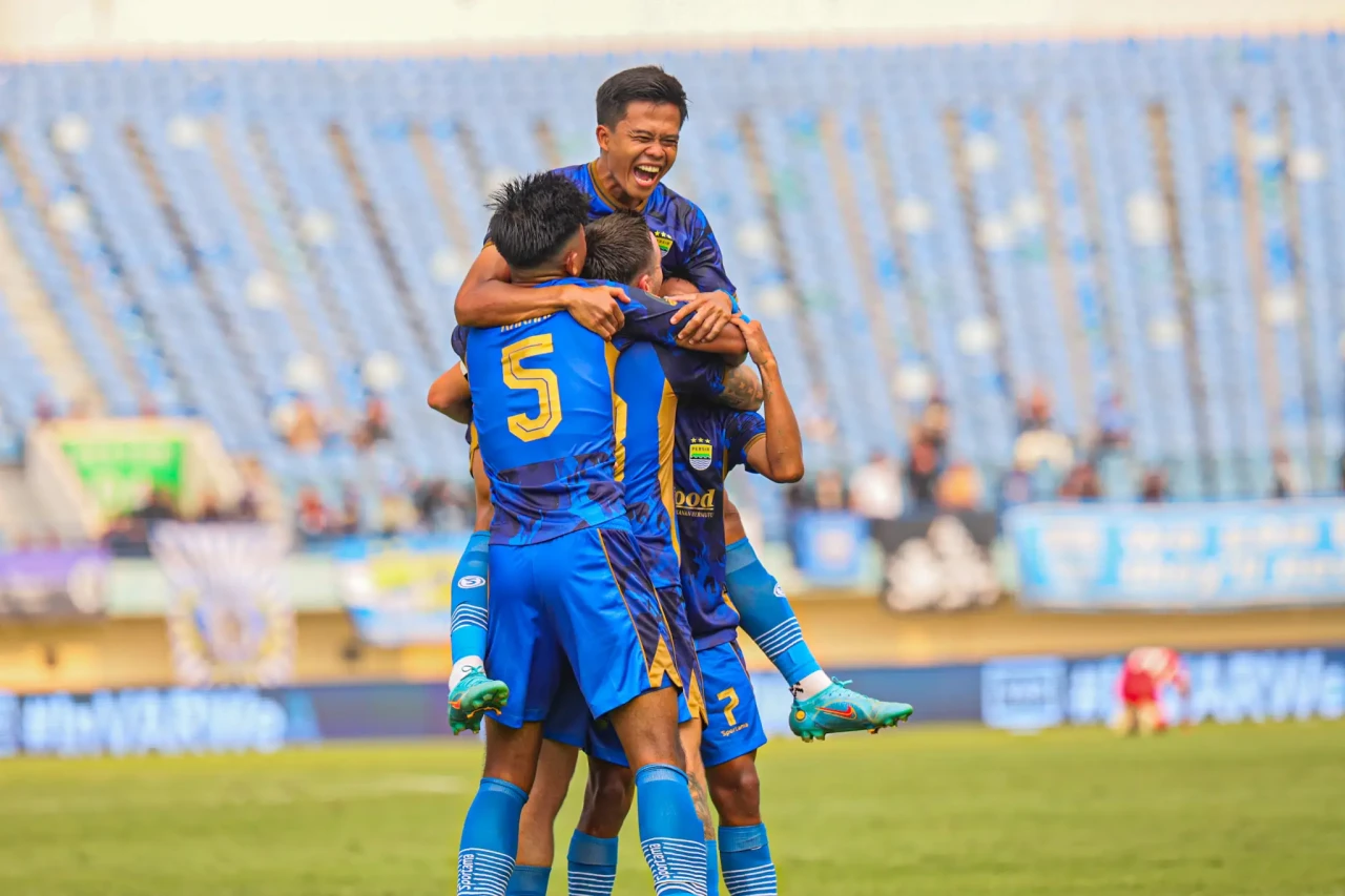 Persib Hajar PSM 2-0...