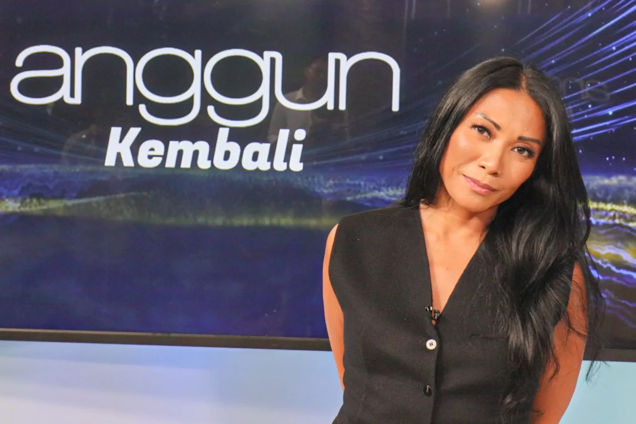Anggun C Sasmi Gelar...