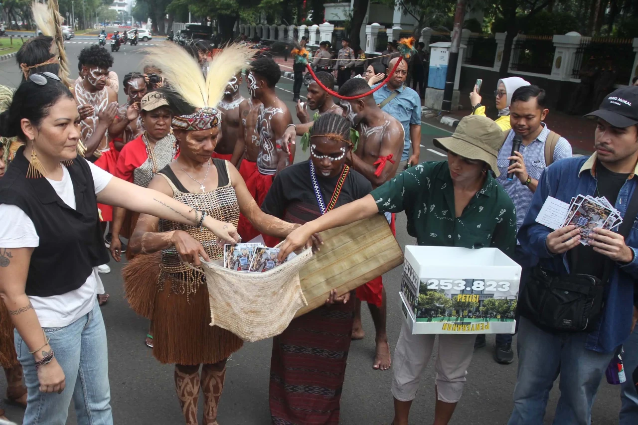 Aksi Suku Awyu Papua...