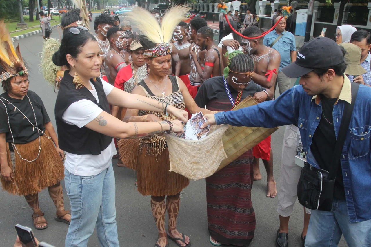Aksi Suku Awyu Papua...