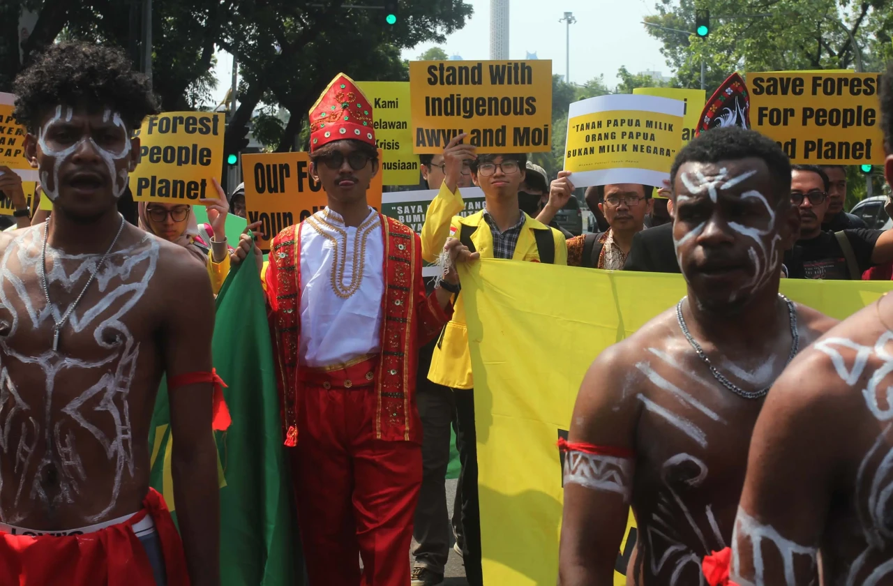 Aksi Suku Awyu Papua...