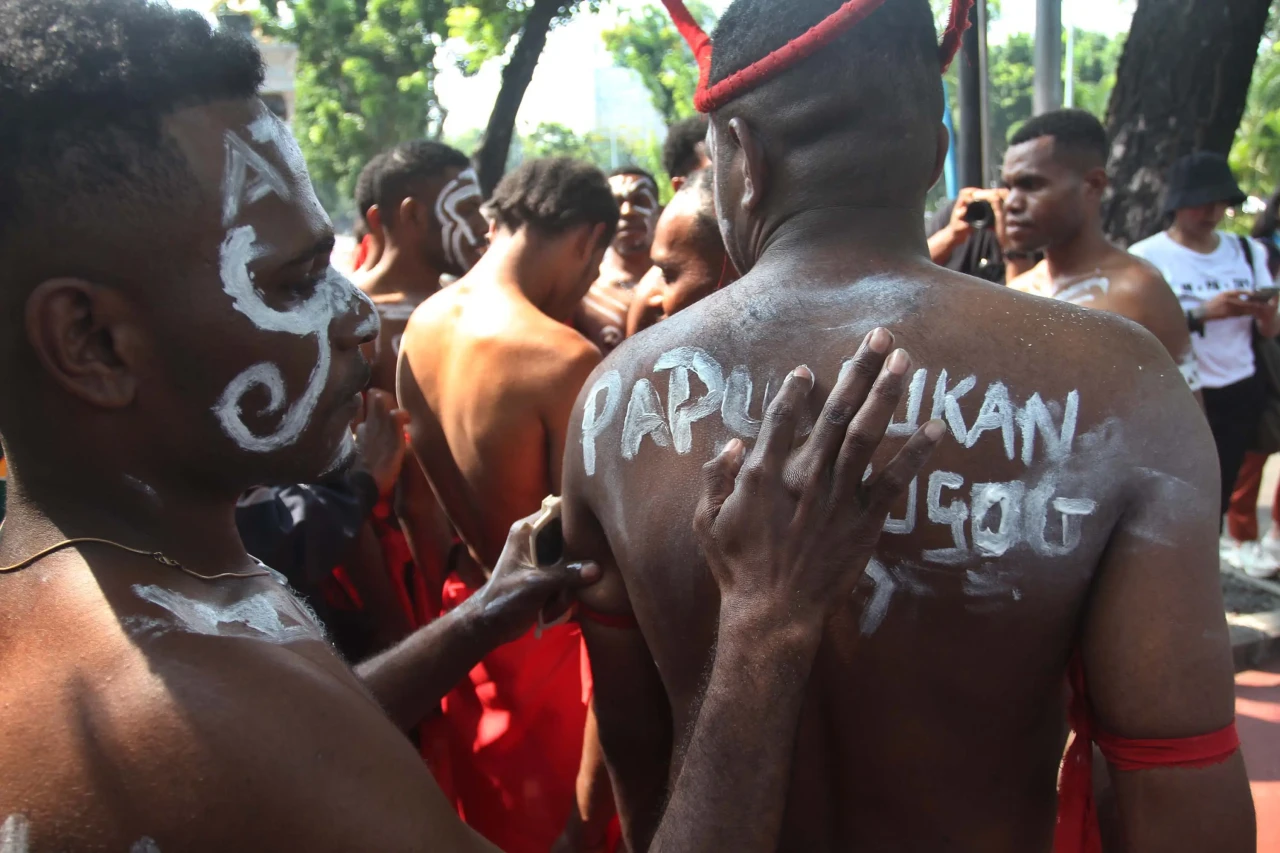 Aksi Suku Awyu Papua...