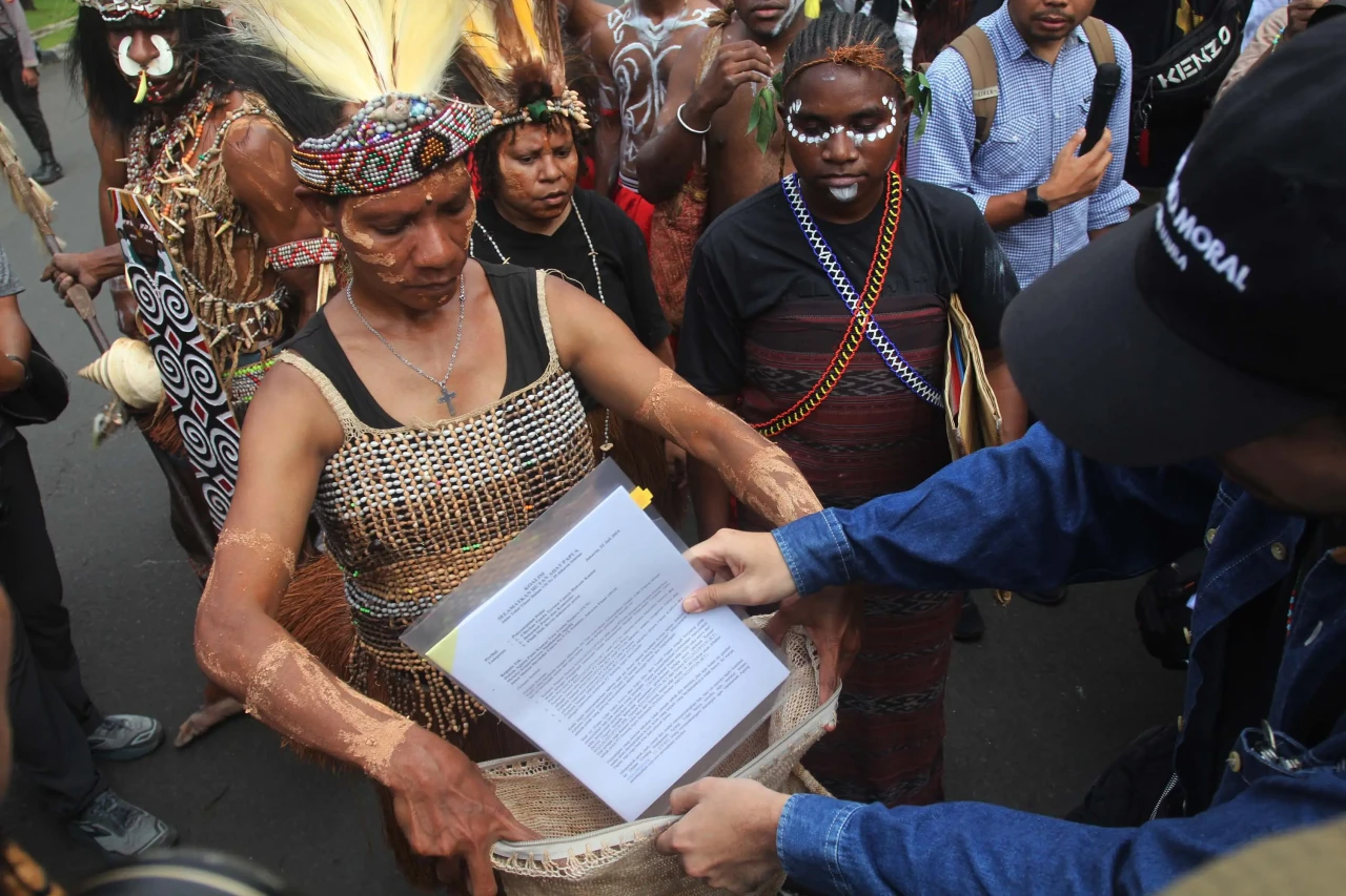 Aksi Suku Awyu Papua...
