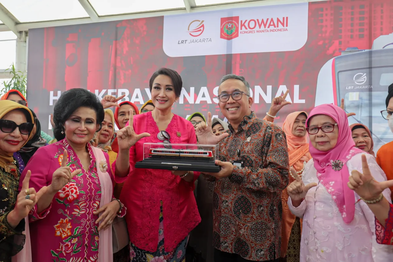 Ratusan Wanita Berkebaya...
