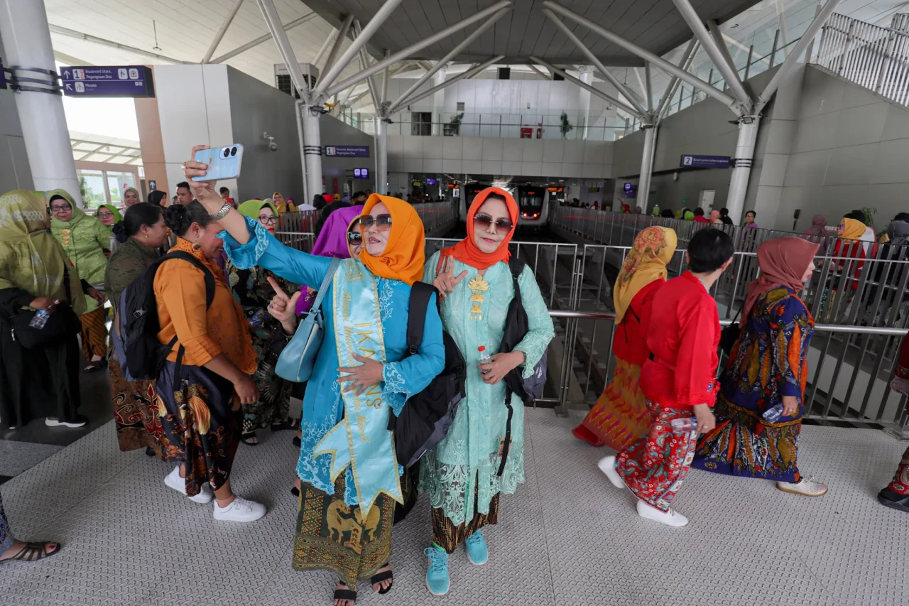 Ratusan Wanita Berkebaya...