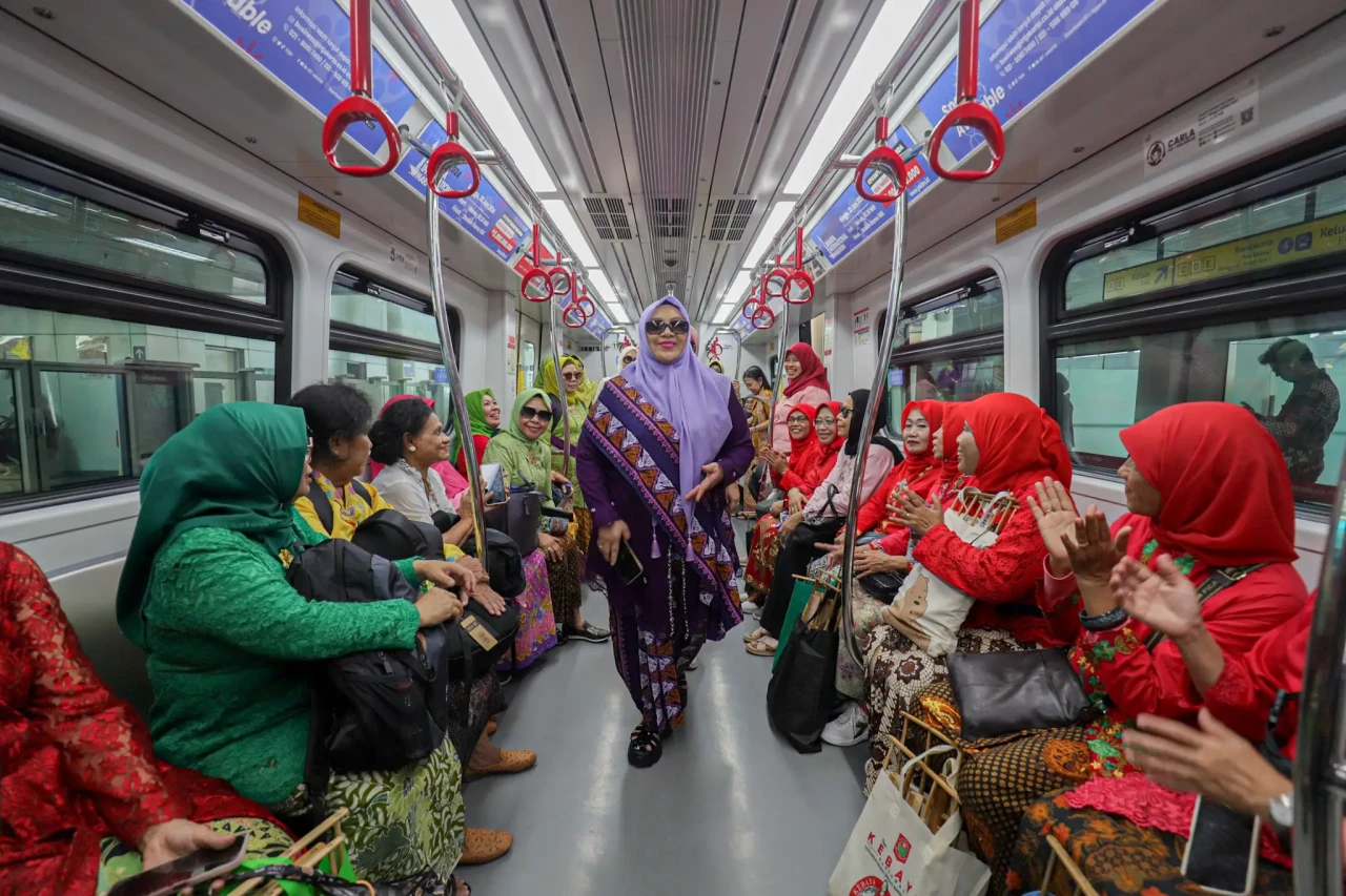 Ratusan Wanita Berkebaya...
