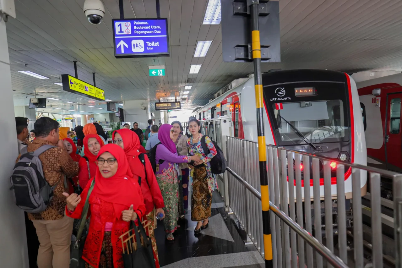 Ratusan Wanita Berkebaya...