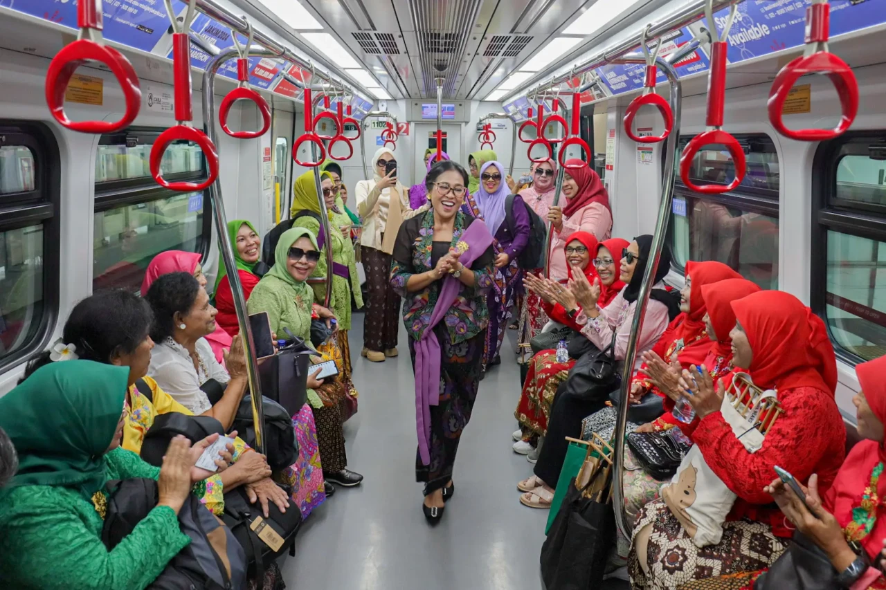 Ratusan Wanita Berkebaya...