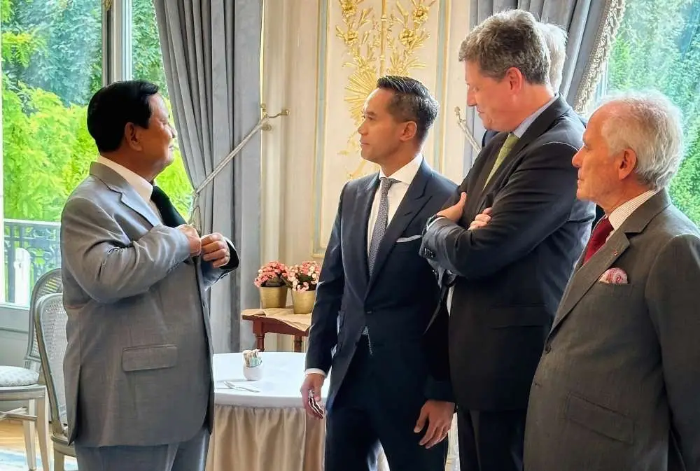 Anindya Bakrie Dampingi...