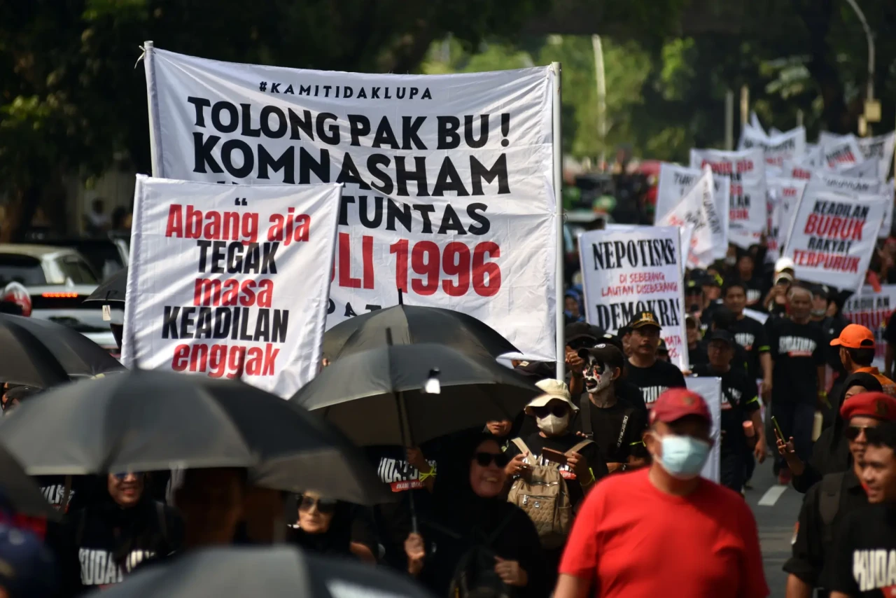 Aksi Longmarch Peringati...