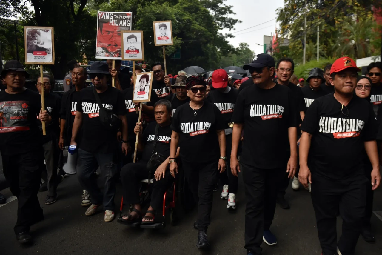 Aksi Longmarch Peringati...