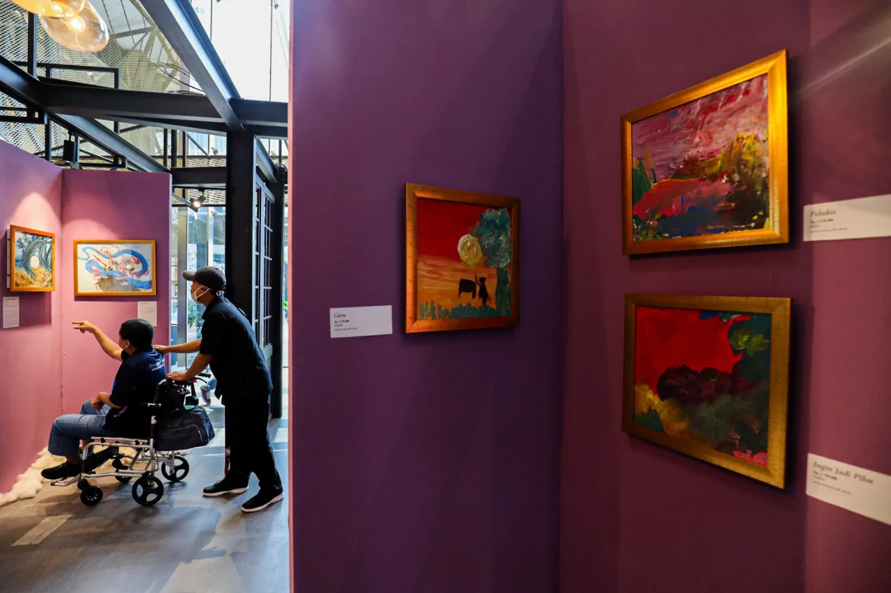 Melihat Pameran Lukisan...