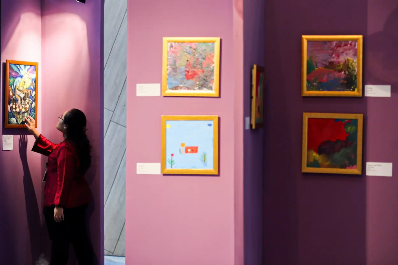 Melihat Pameran Lukisan...