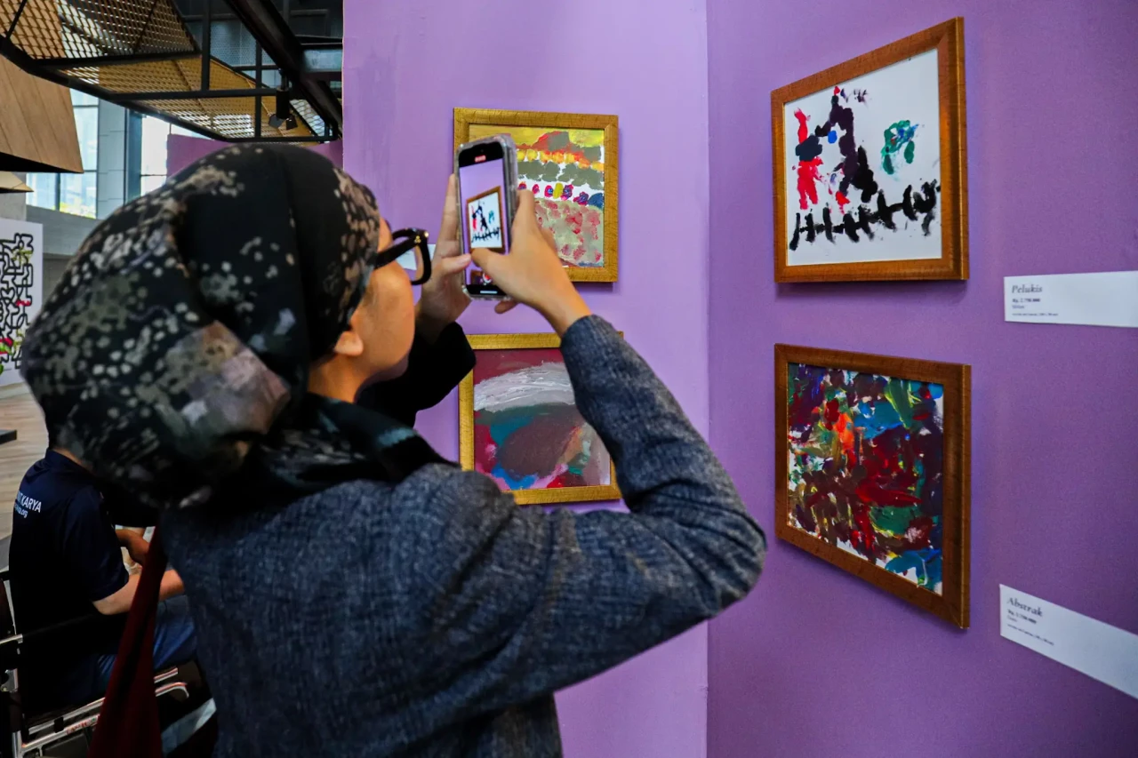 Melihat Pameran Lukisan...