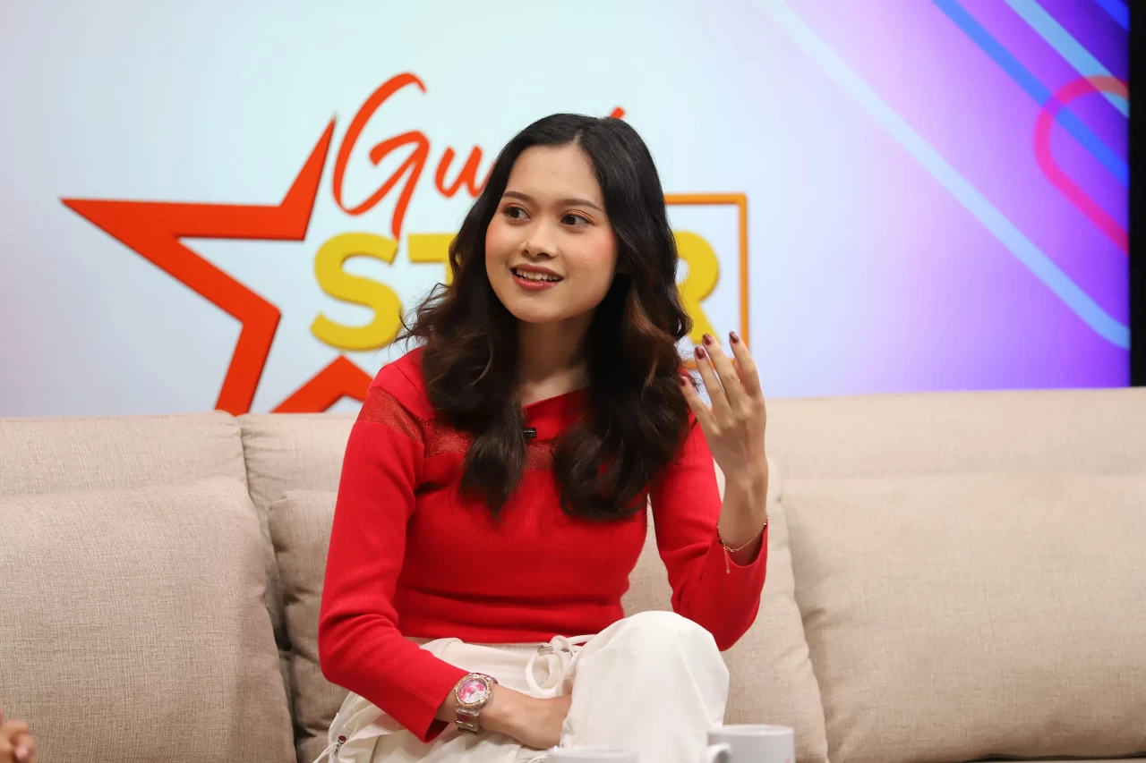 Risa Amelia Hadirkan...