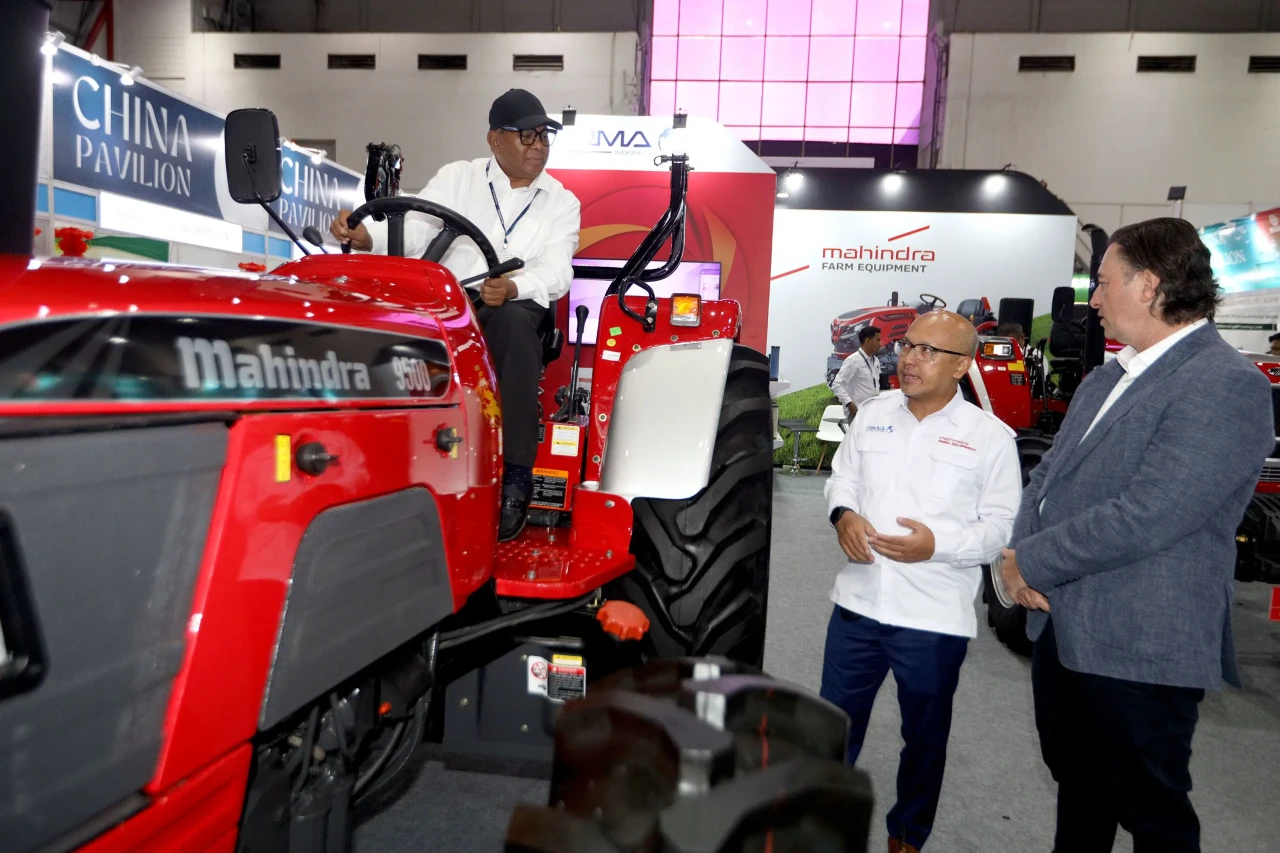 Traktor Mahindra Hadir...
