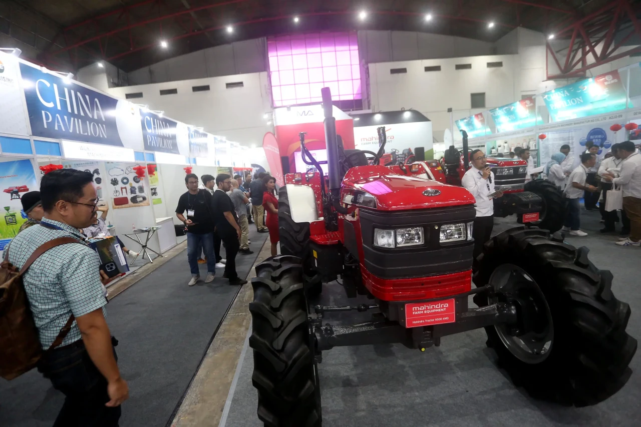 Traktor Mahindra Hadir...