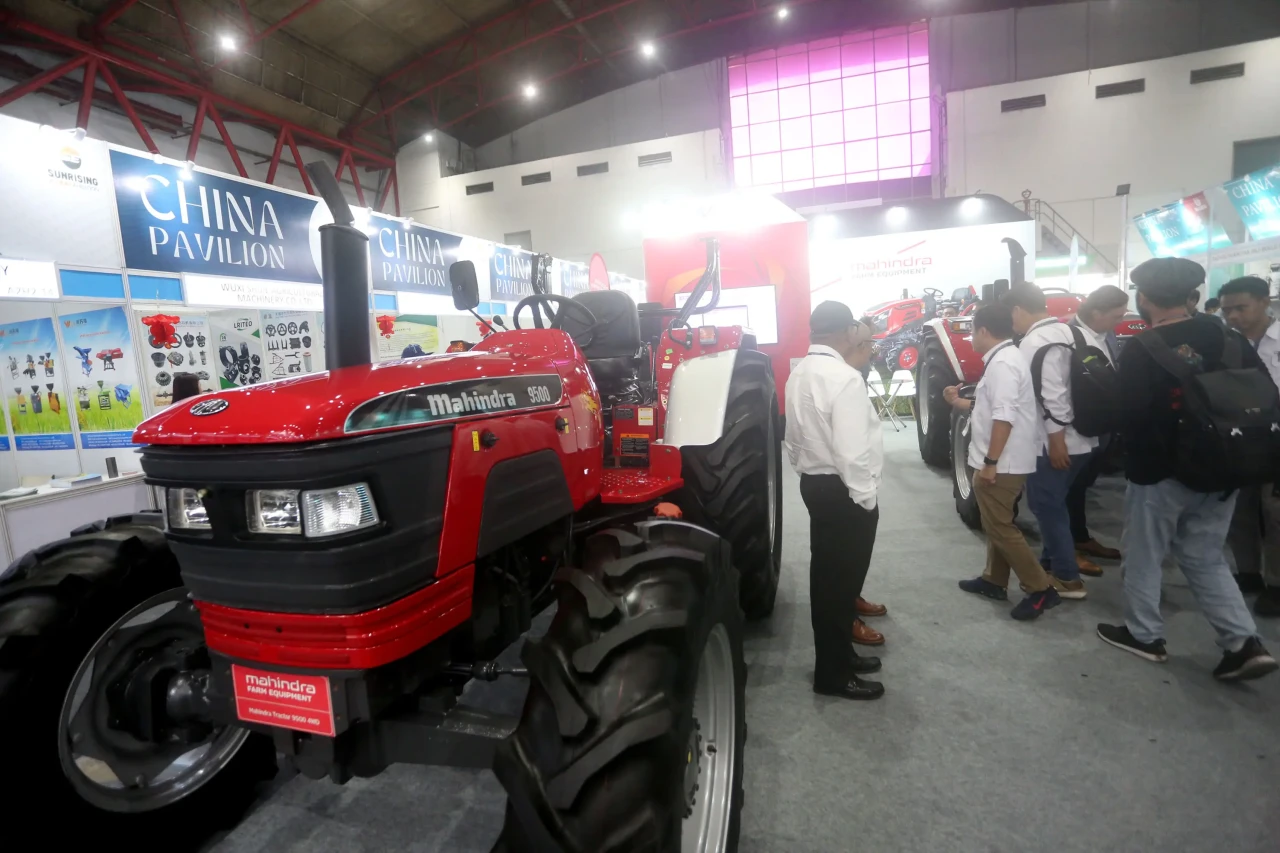 Traktor Mahindra Hadir...