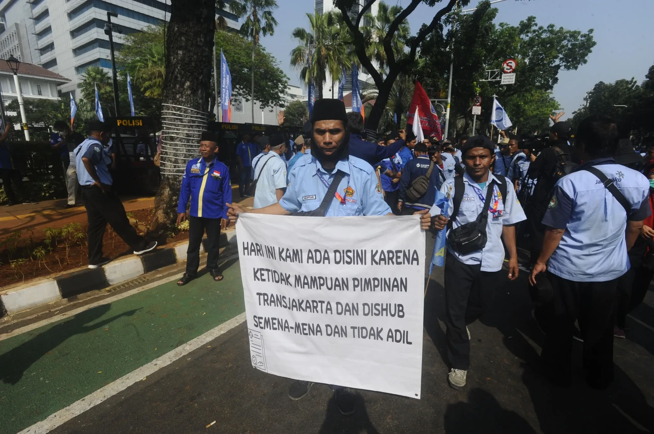 Aksi Unjuk Rasa Sopir...