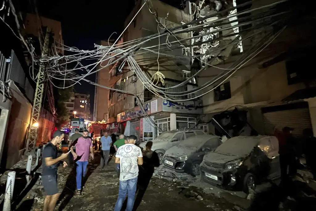 Dihantam Rudal Israel,...