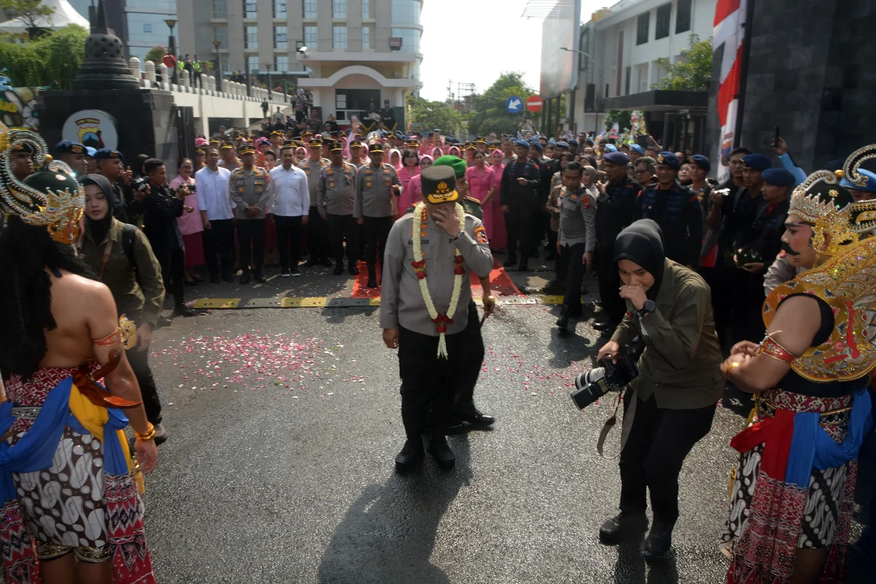 Momen Haru Tradisi Farewell...