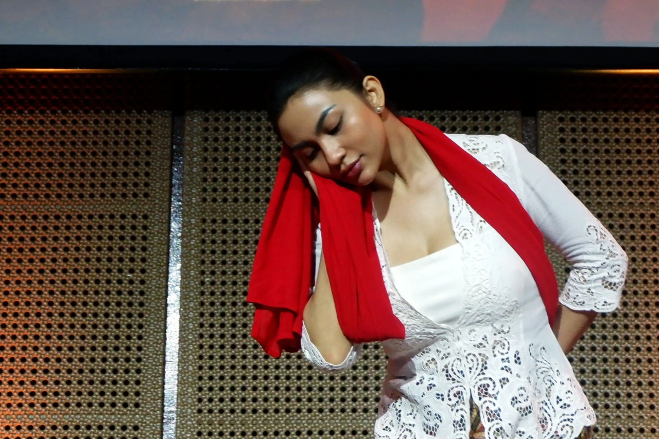 Pesona Ariel Tatum dalam...