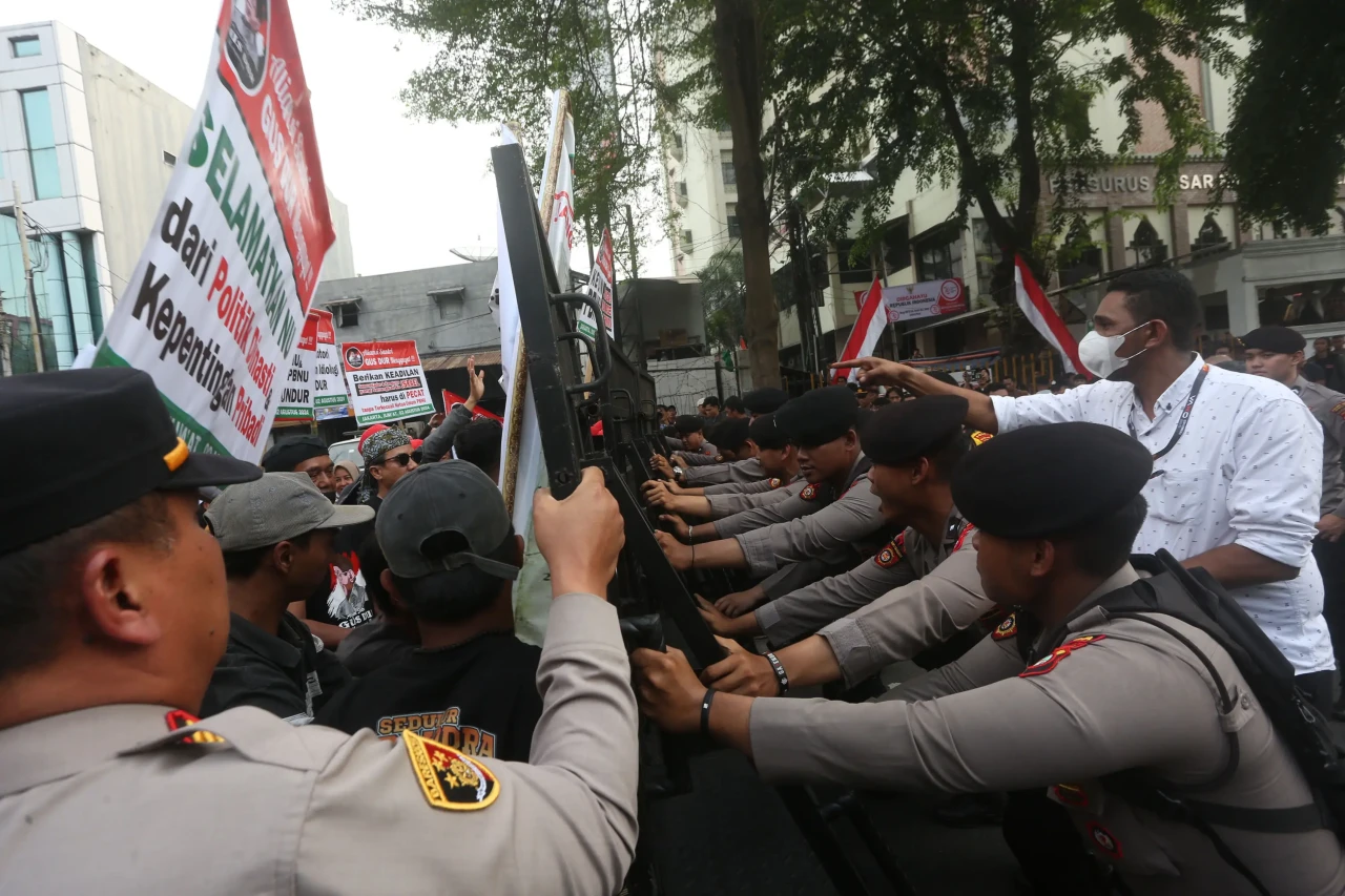 Aksi Unjuk Rasa Tuntut...