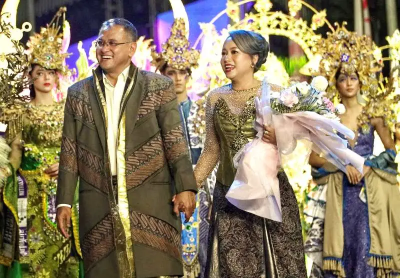 Kenakan Kain Wastra...
