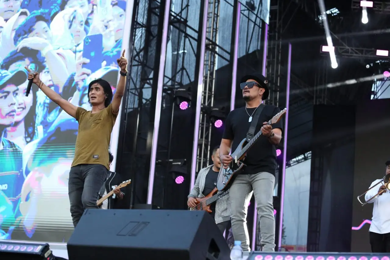 Charly dan Restu van...