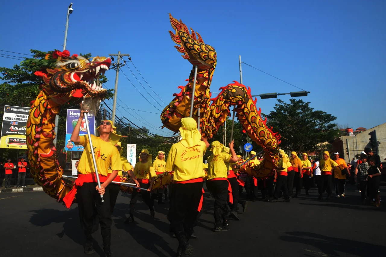 Meriahnya Festival Arak-arakan...