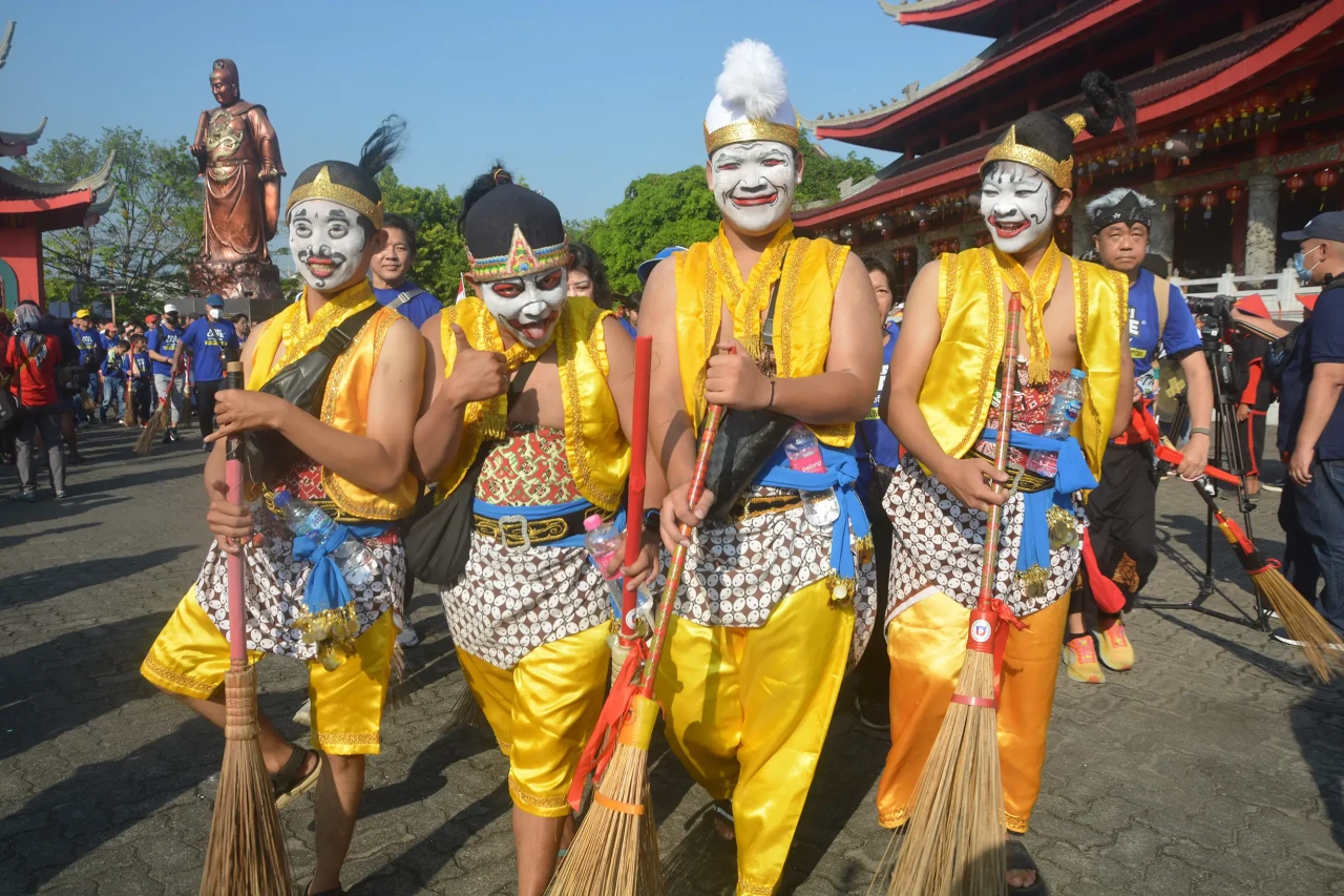 Meriahnya Festival Arak-arakan...