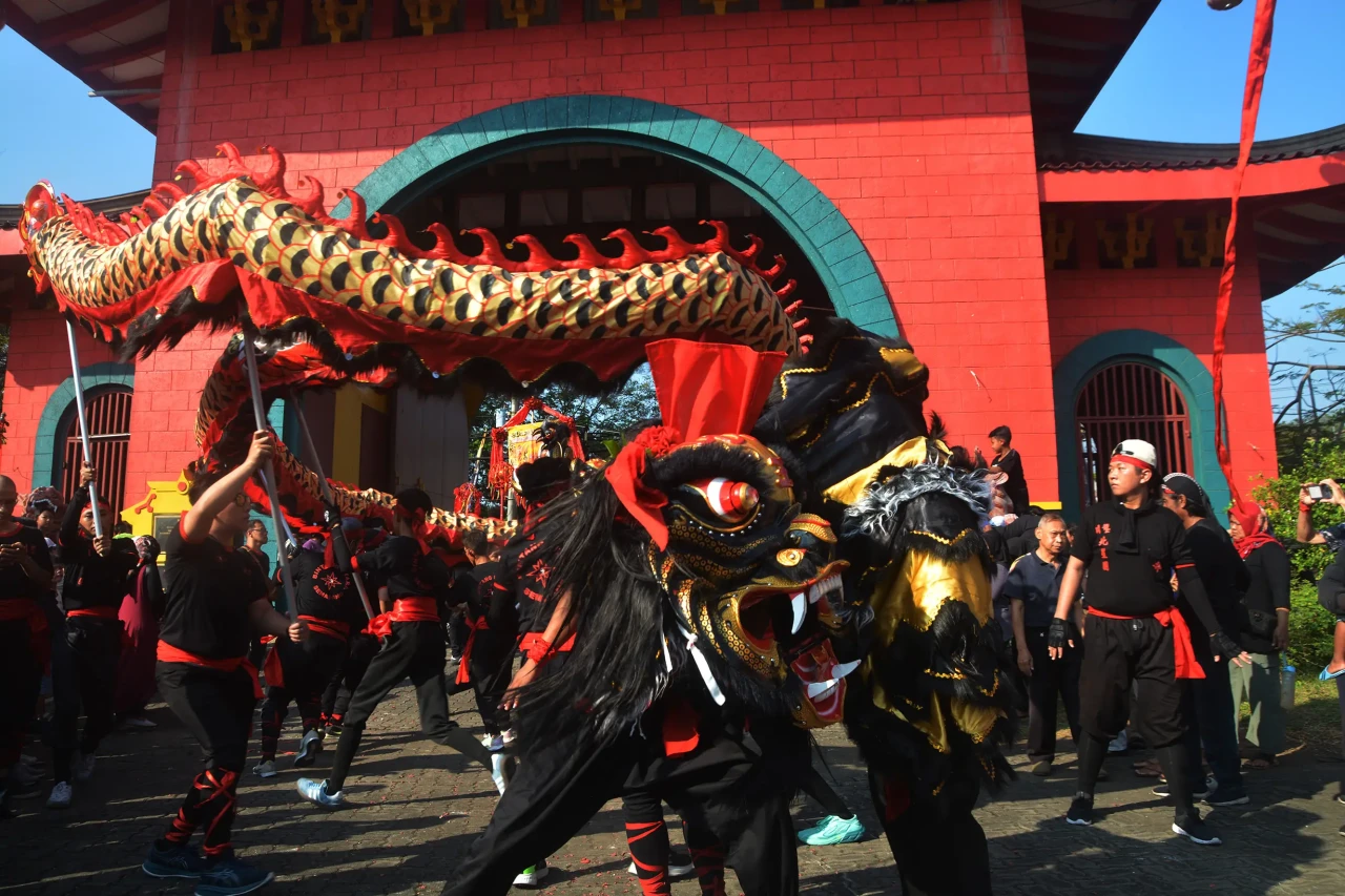 Meriahnya Festival Arak-arakan...