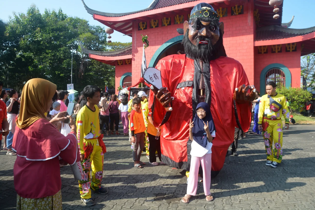 Meriahnya Festival Arak-arakan...