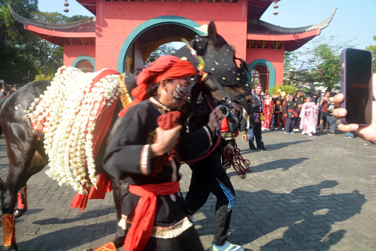 Meriahnya Festival Arak-arakan...