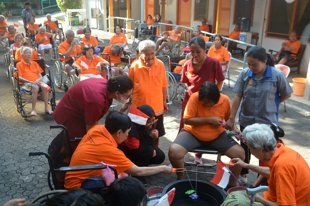 Keseruan Oma Opa Ikuti...
