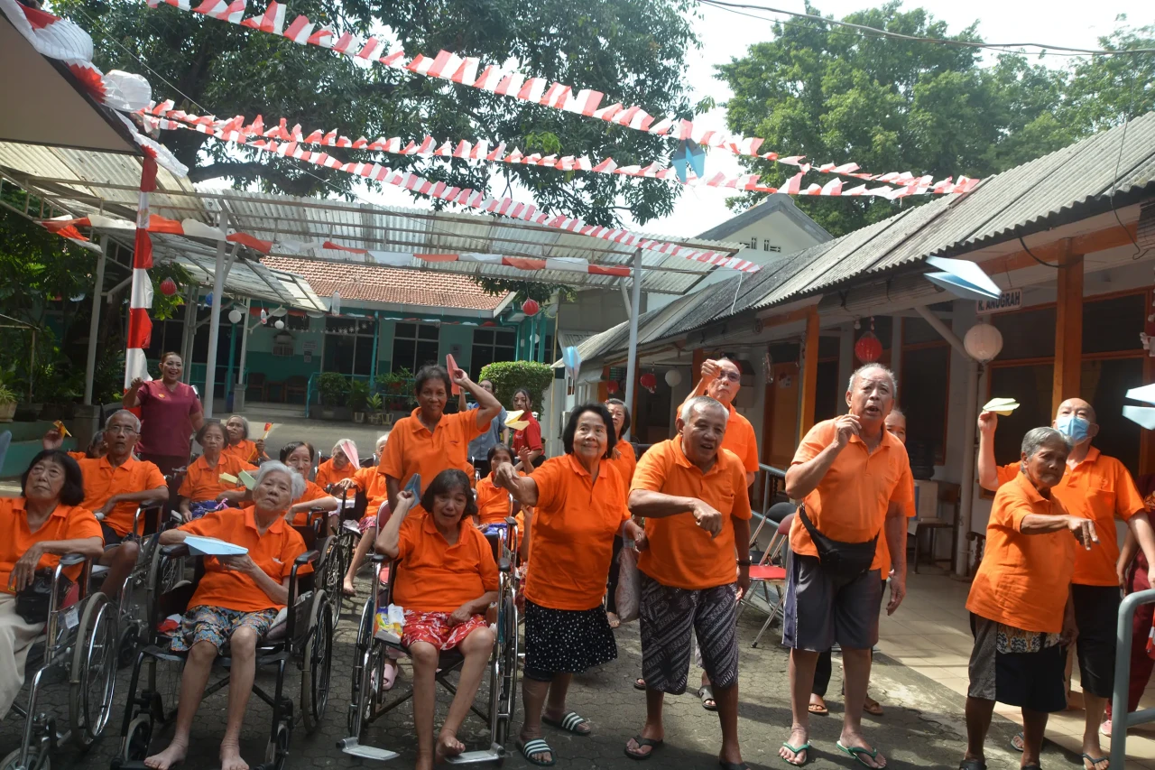 Keseruan Oma Opa Ikuti...
