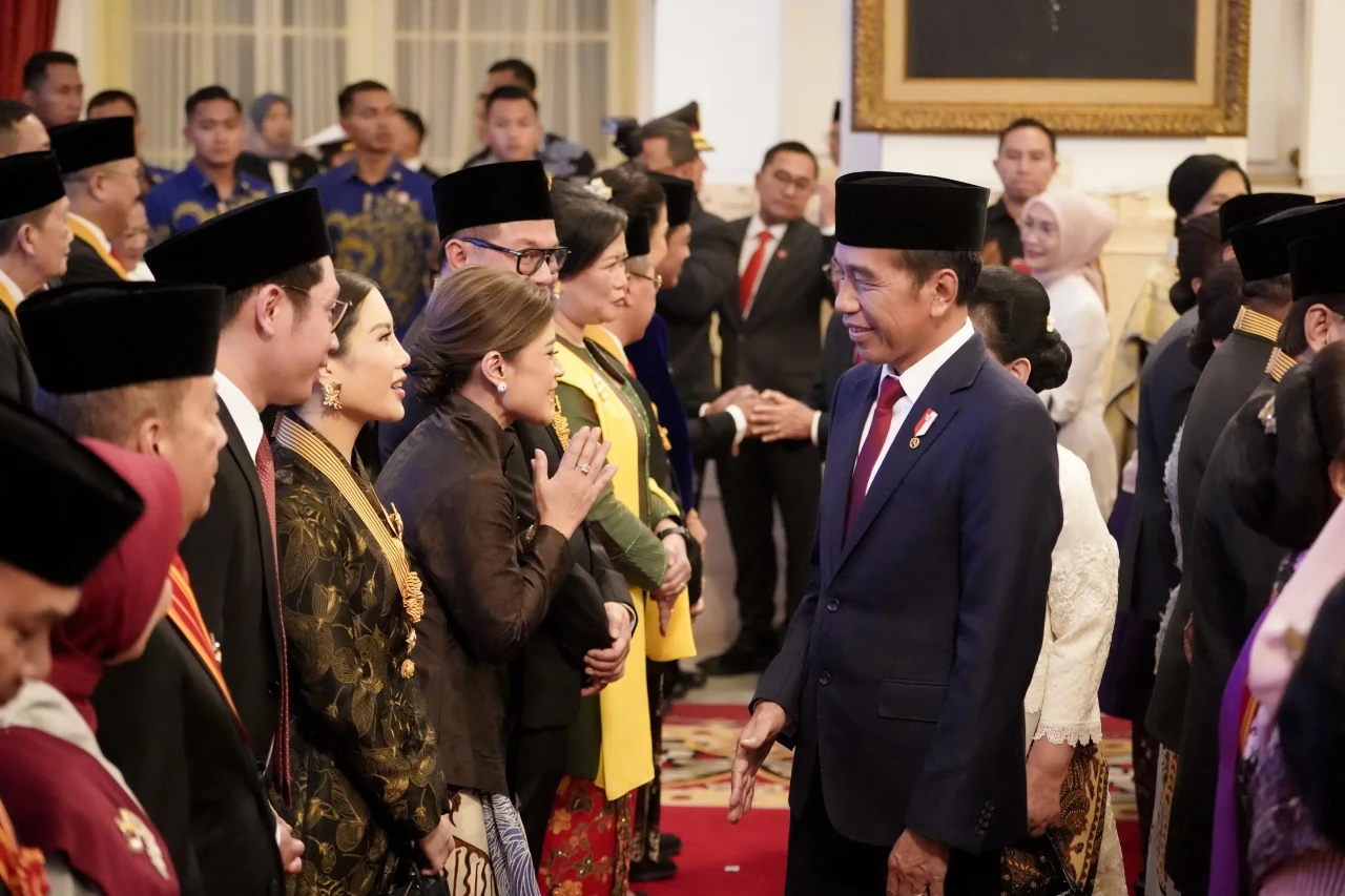 Jokowi Anugerahkan Tanda...