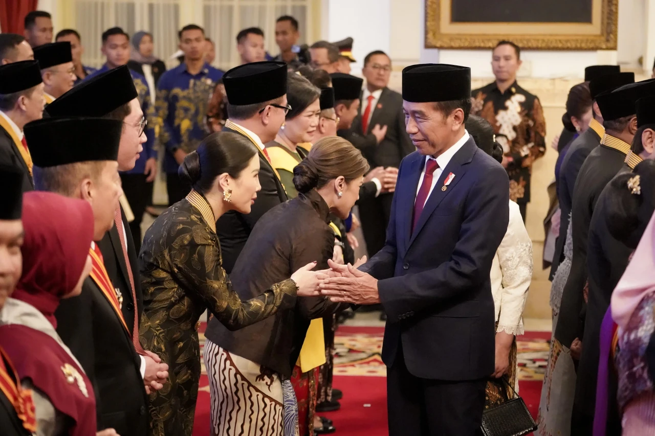 Jokowi Anugerahkan Tanda...