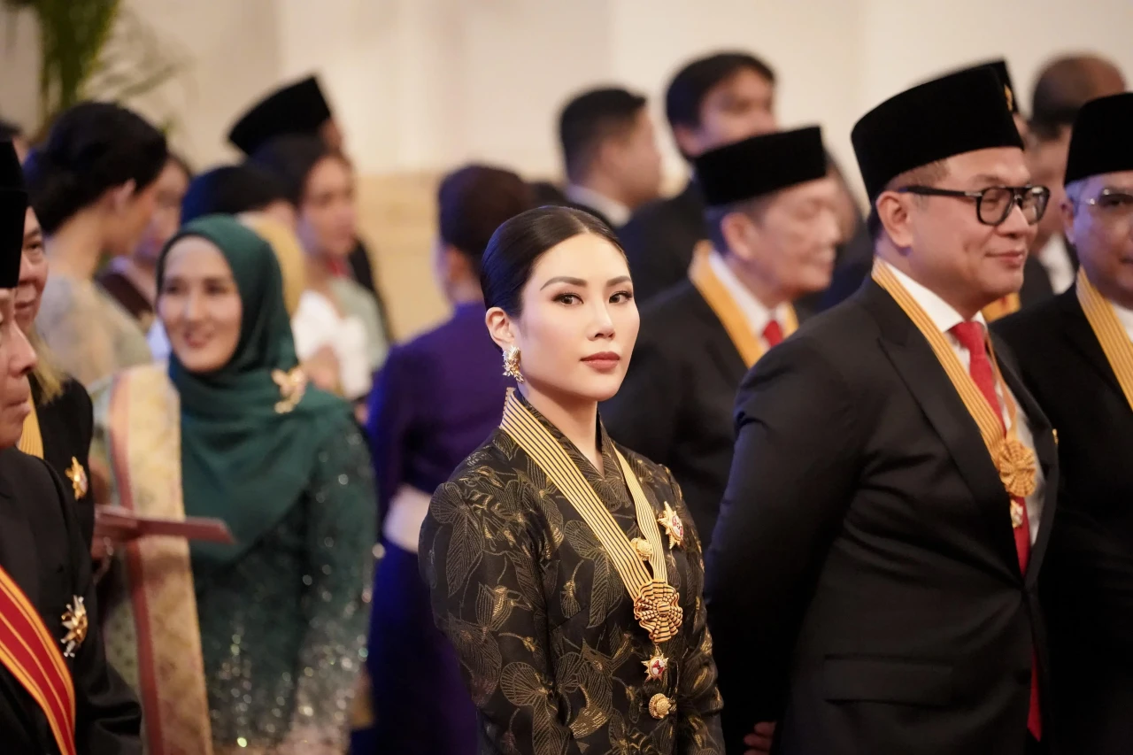 Jokowi Anugerahkan Tanda...