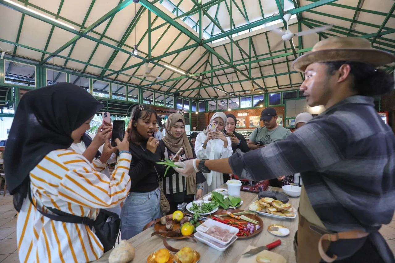 Memasak Makanan Adat...