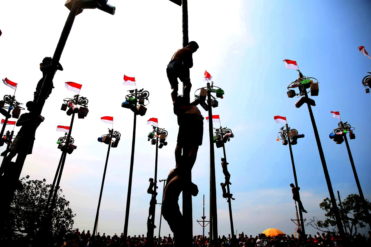 Keseruan Lomba Panjat...