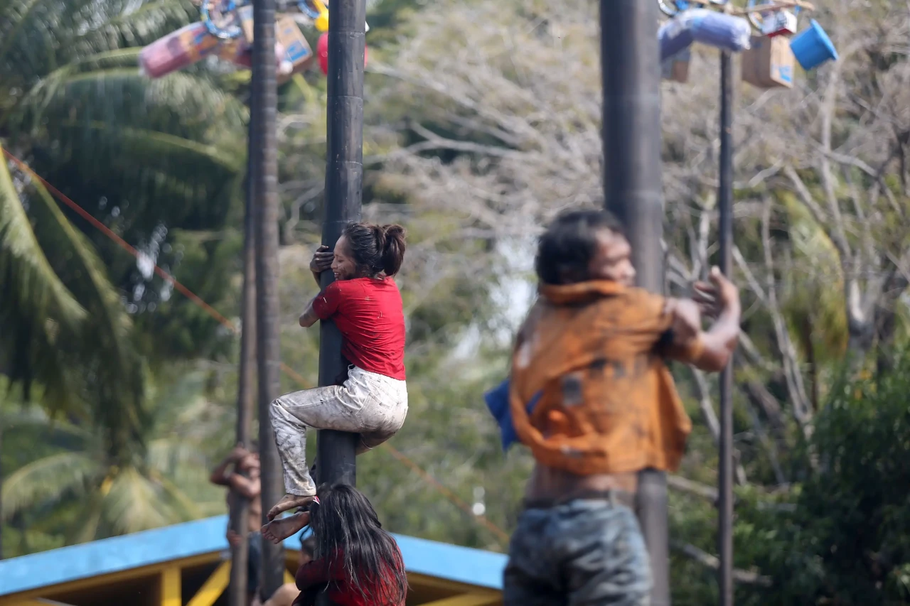 Keseruan Lomba Panjat...