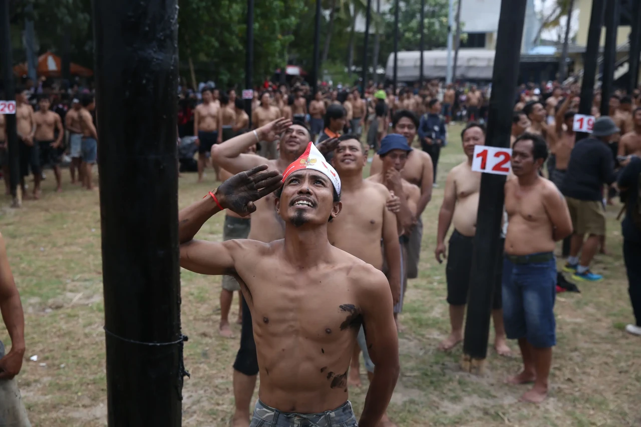 Keseruan Lomba Panjat...
