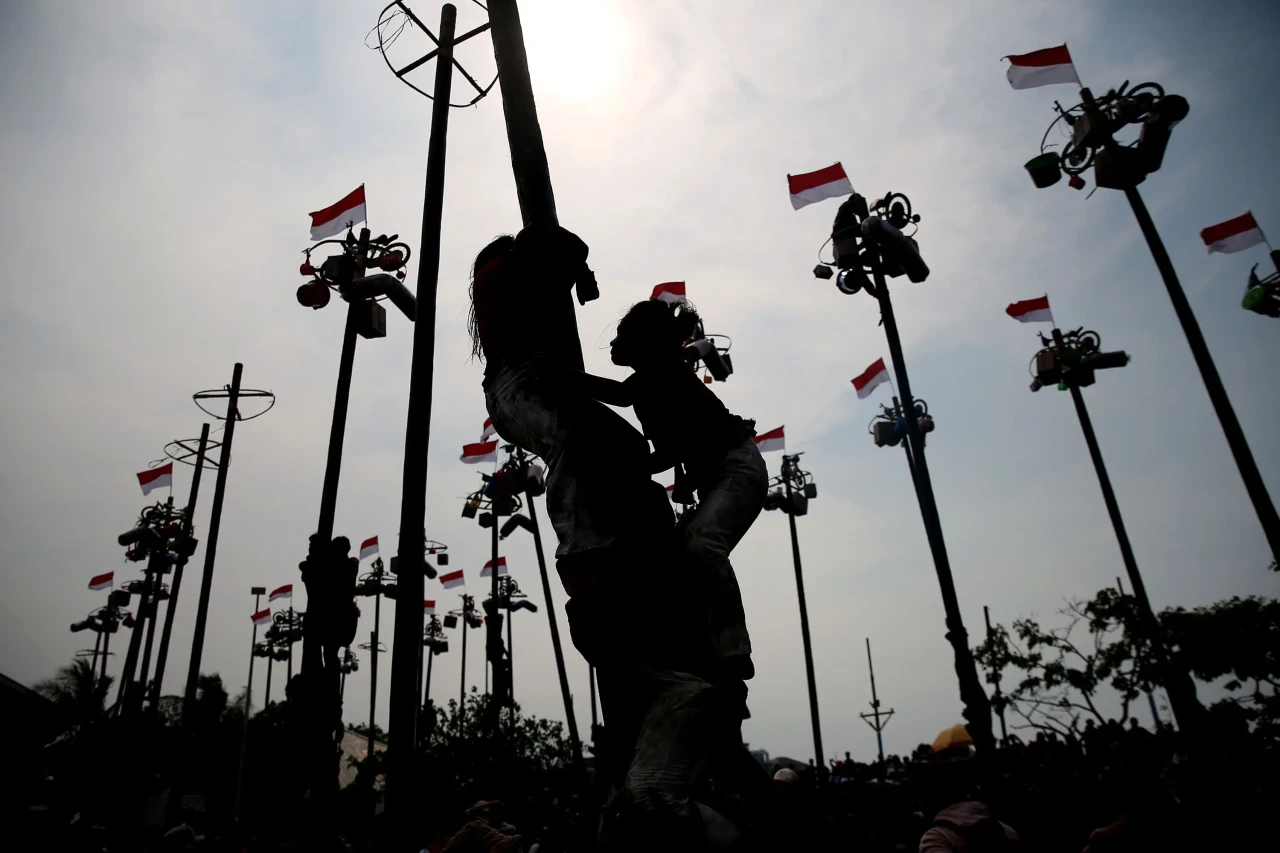 Keseruan Lomba Panjat...