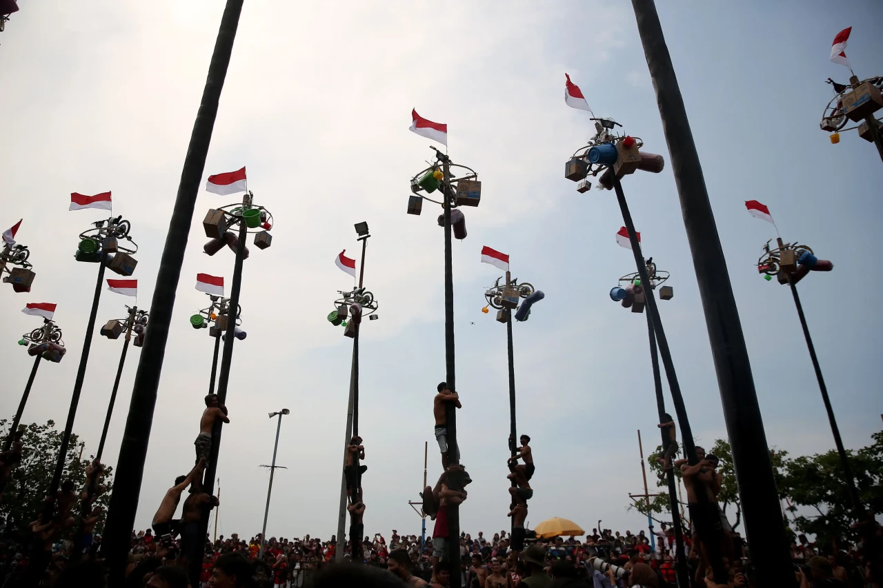 Keseruan Lomba Panjat...