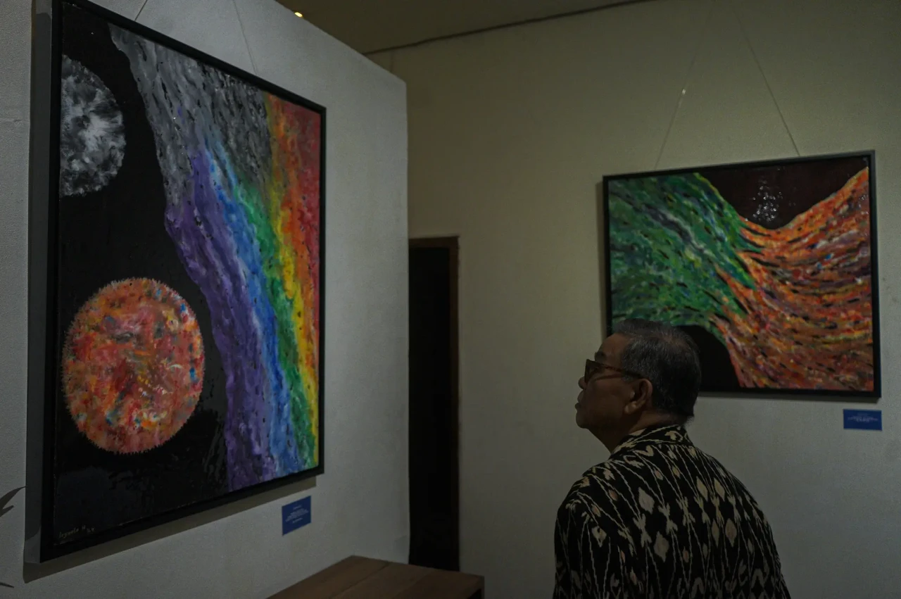 Melihat Pameran Seni...