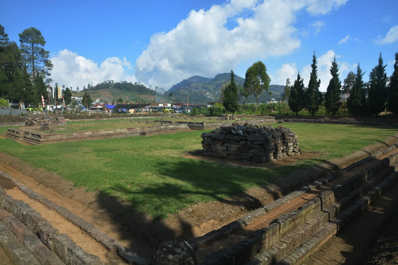 Candi Arjuna Bersolek...