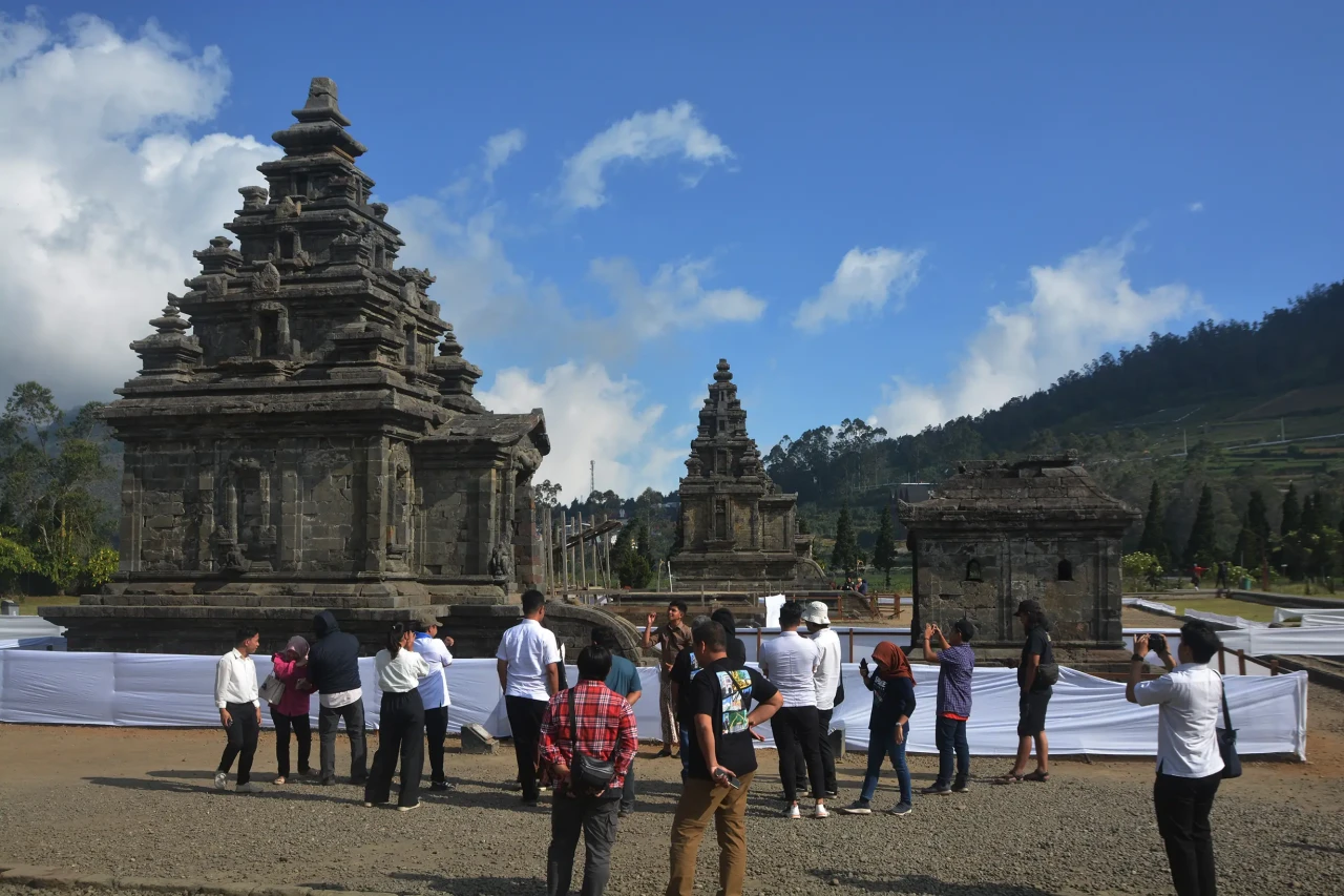 Candi Arjuna Bersolek...