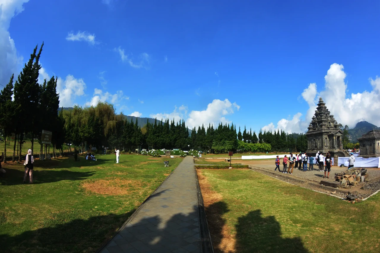 Candi Arjuna Bersolek...